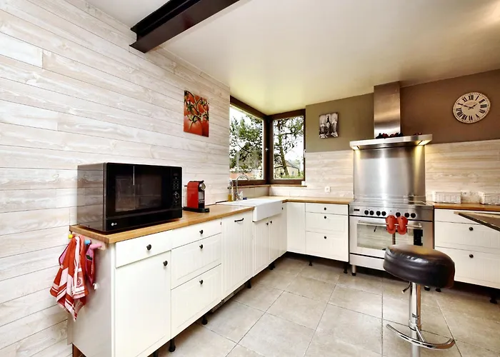 In With Swimming Pool Hébergement de vacances *